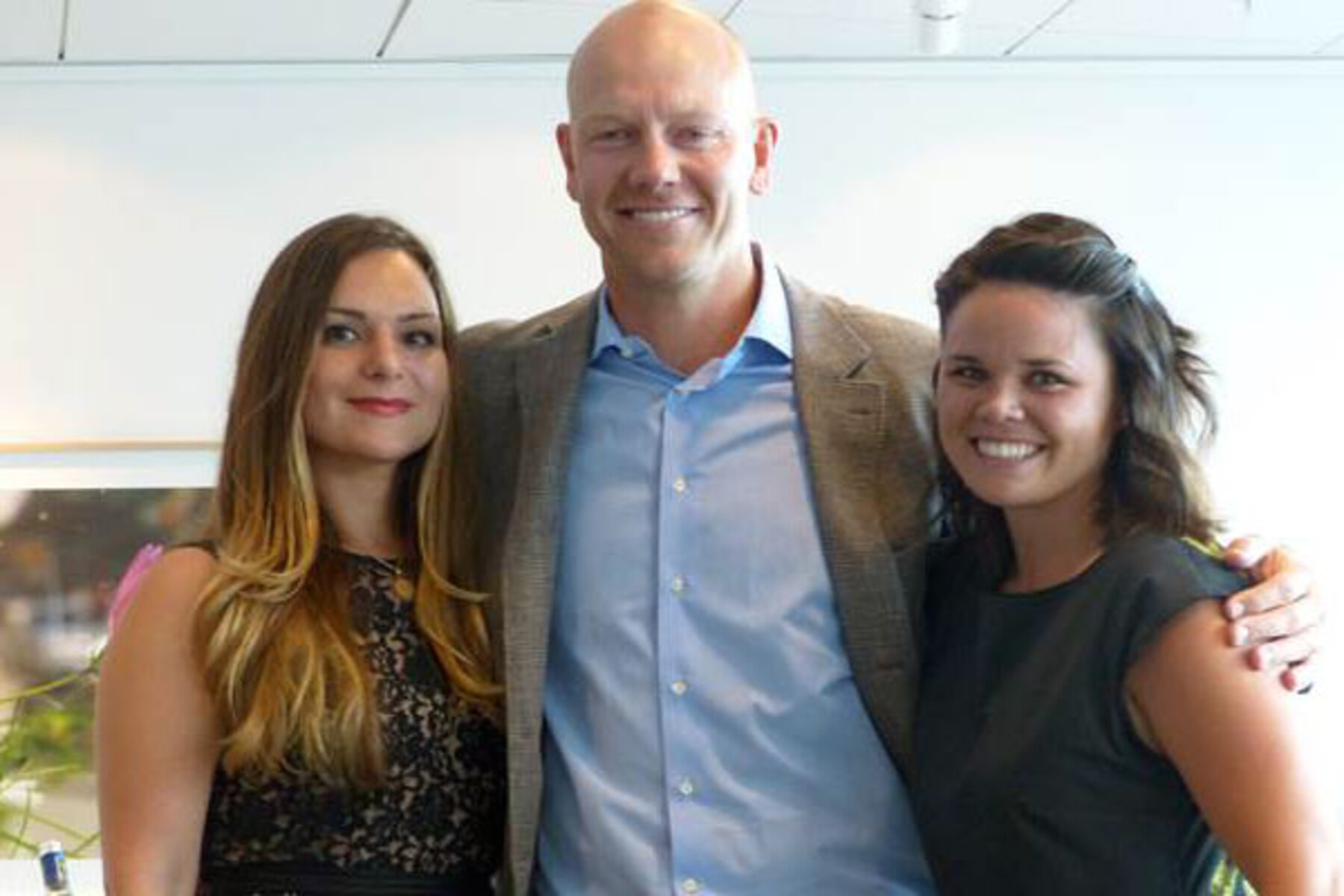 Mats Sundin with Fellows Sophie Petropoulos at left and Jessica Weidner at right (photo courtesy the Canadian Embassy in Sweden)