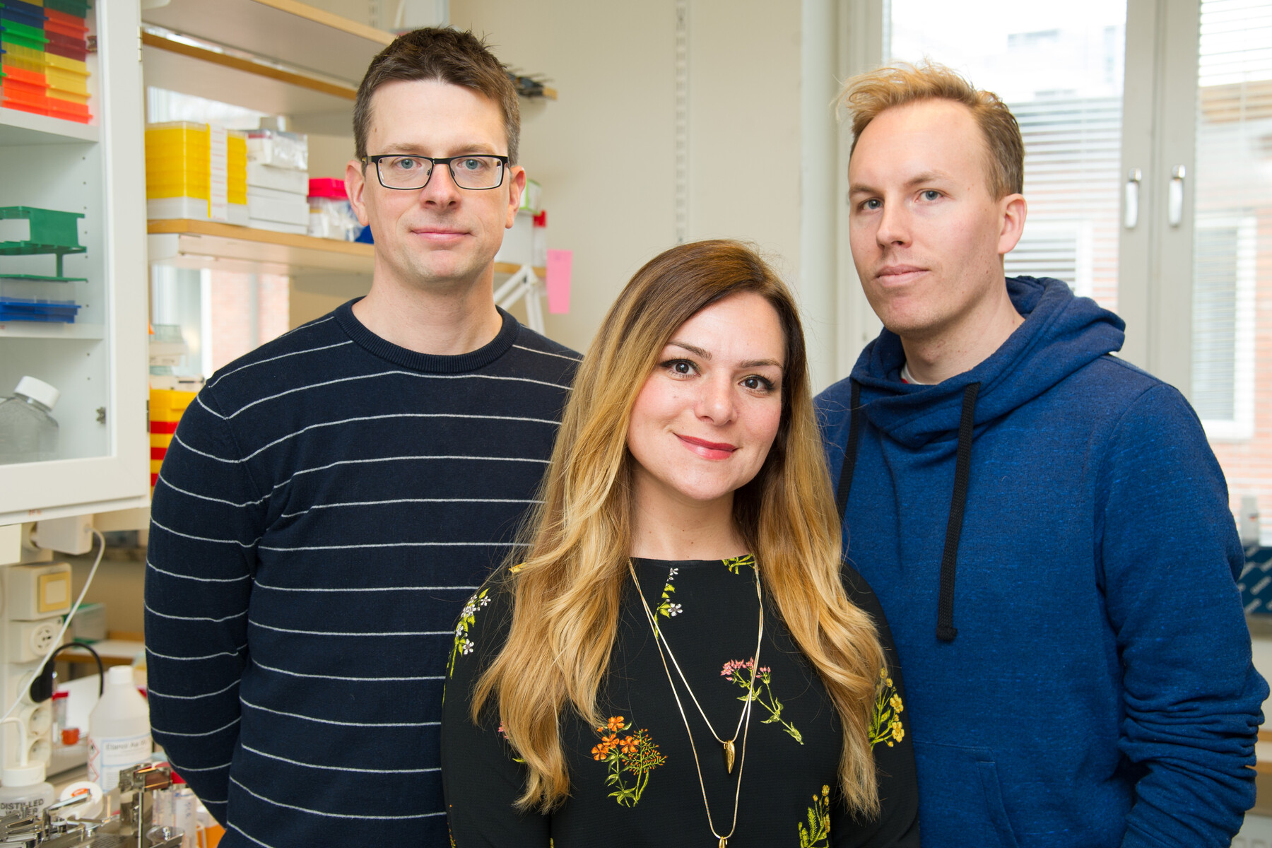 SOPHIE PETROPOULOS WITH PROFESSORS FREDRIK LANNER AND RICKARD SANDBERG. PHOTO BY ULF SIRBORN/KAROLINSKA INSTITUTET