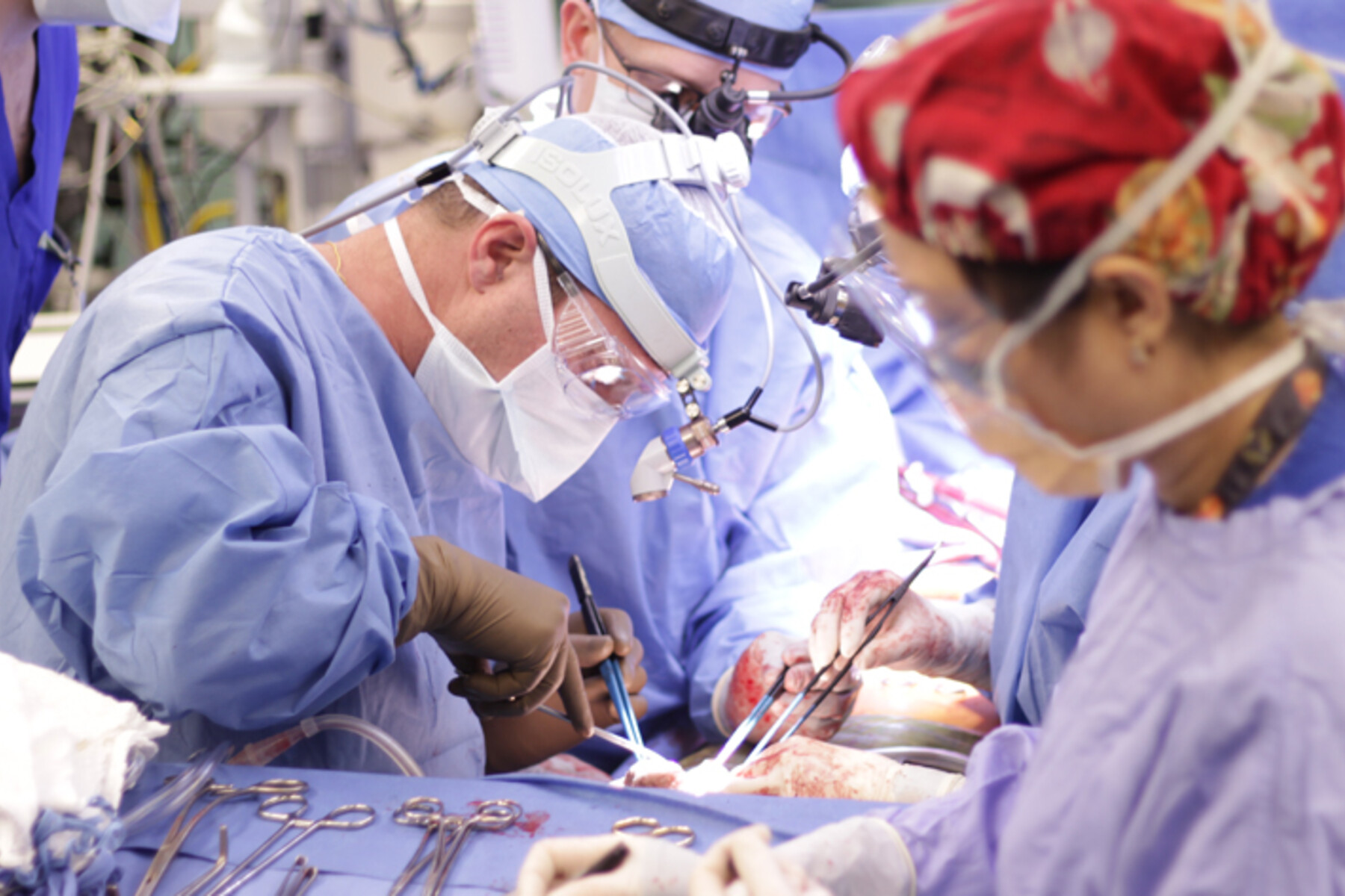 Marcelo Cypel and the TGHRI surgery team perform an organ transplant.