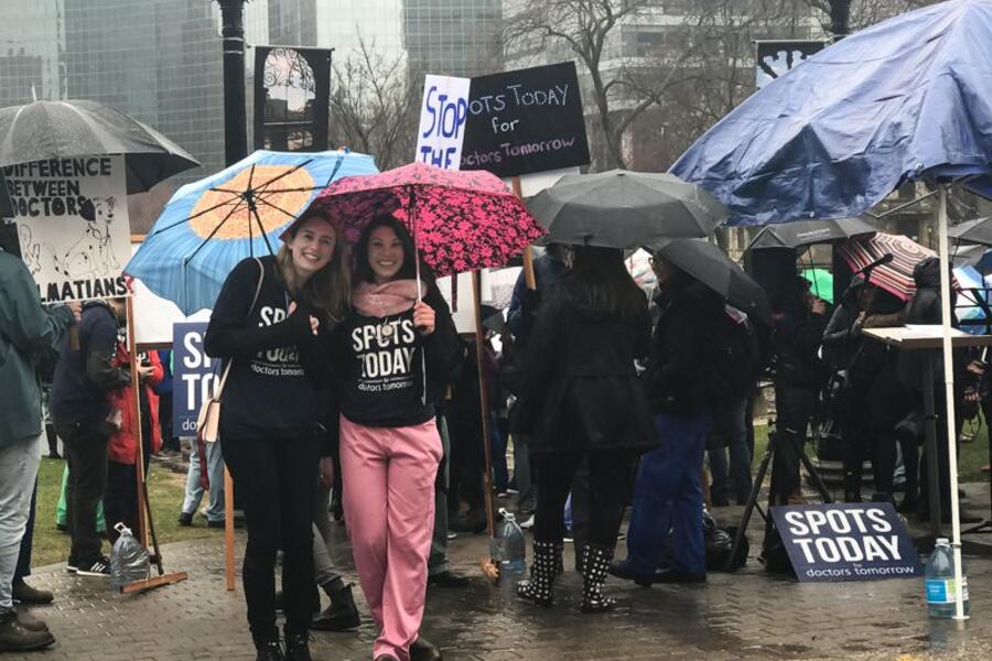 Students Victoria Reedman (l) and Kayla Sliskovic