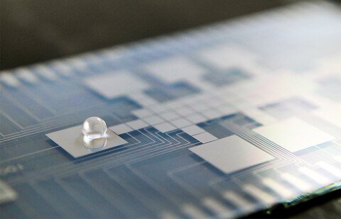 microfluidic chip with a single droplet