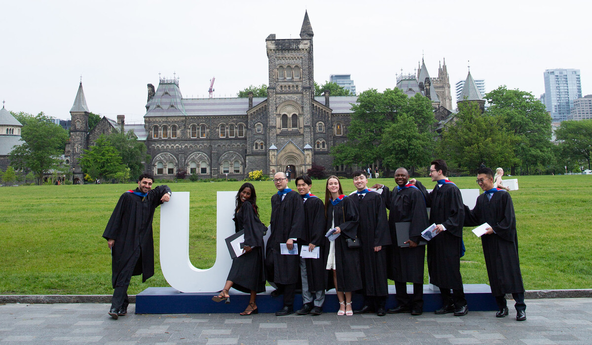Graduates of the class of 2T5