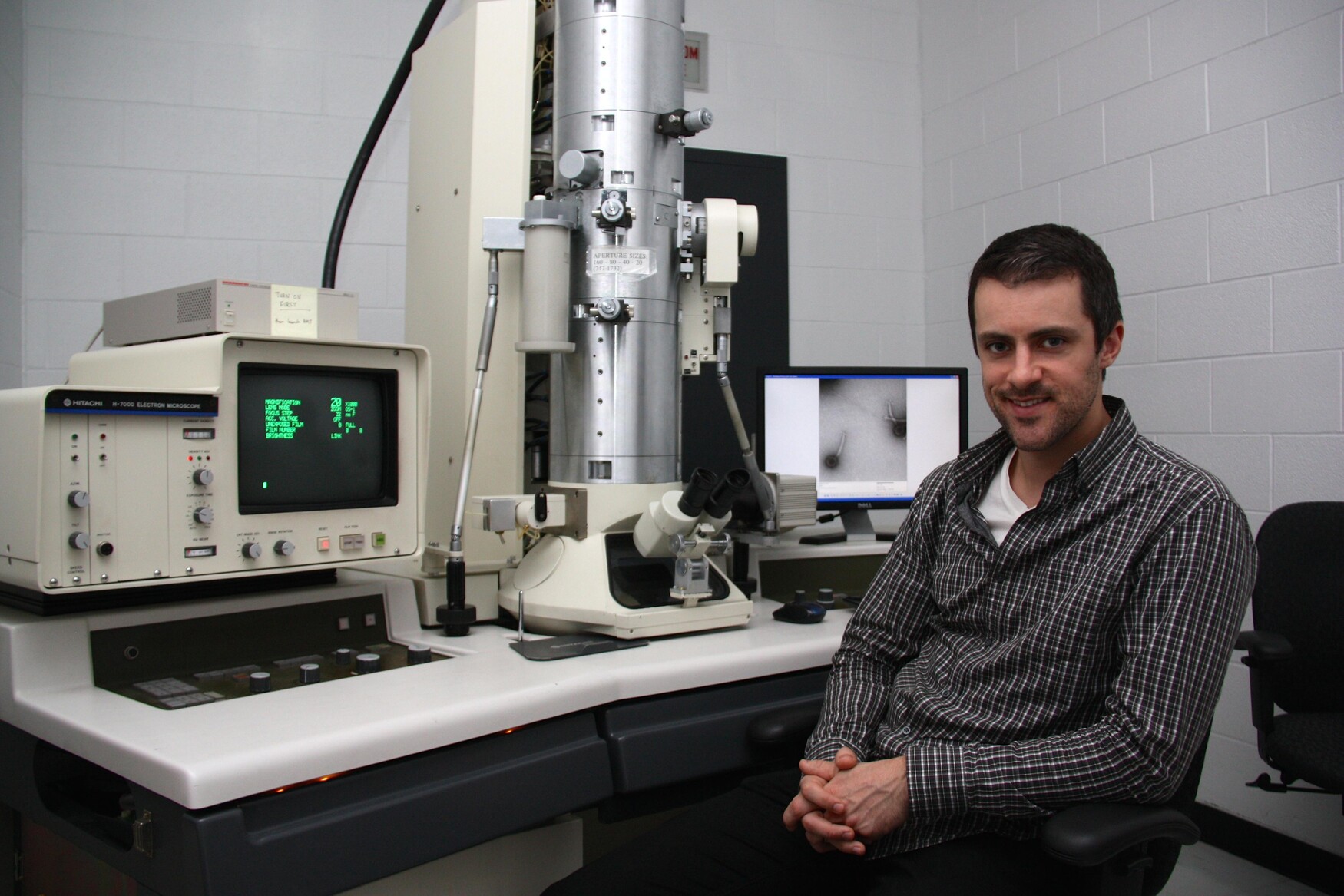 Joe Bondy-Denomy with electron microscope