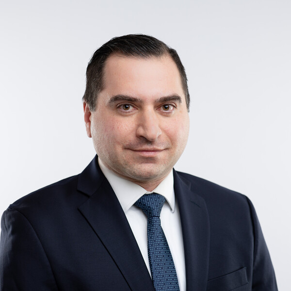 Headshot of Behdin Nowrouzi-Kia