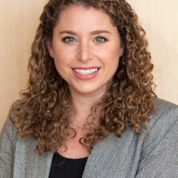 Headshot of Lindsay Melvin